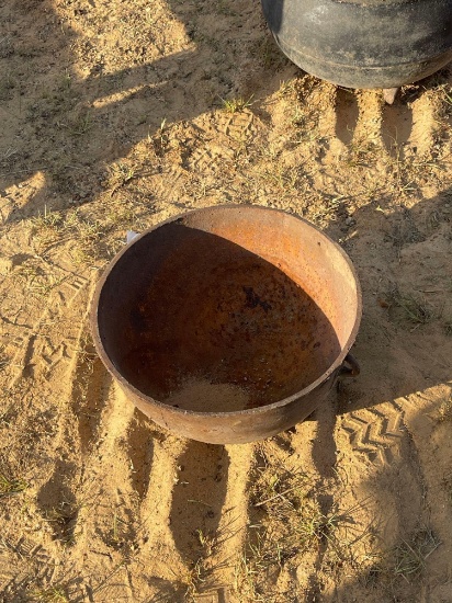 2955 - CAST IRON POT