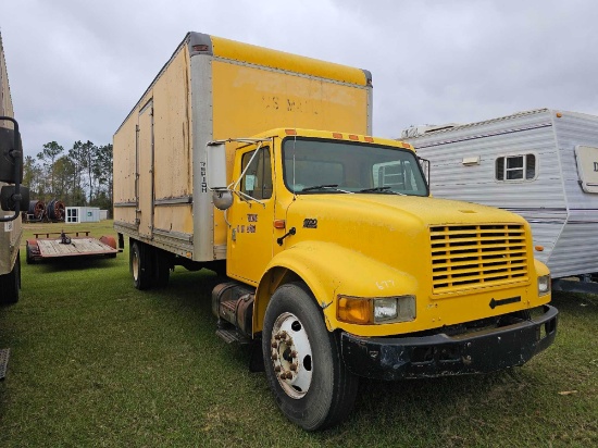 677 - ABSOLUTE - 2000 INTERNATIONAL 4900 TRUCK