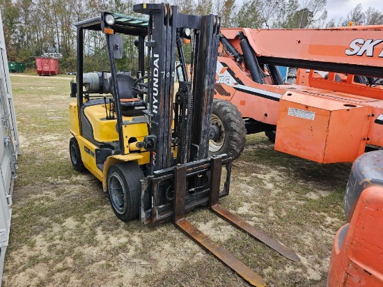 700 - ABSOLUTE HYUNDAI 30L-7A LP GAS FORKLIFT