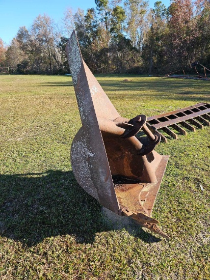 898 - EXCAVATOR DITCHING BUCKET