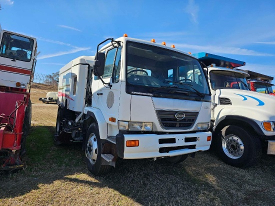 512 - 2009 NISSAN ELGIN 3300 TRUCK