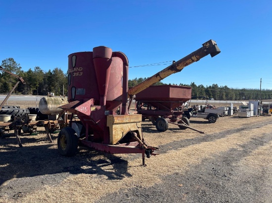 698 - NEW HOLLAND 353 FEED MILL