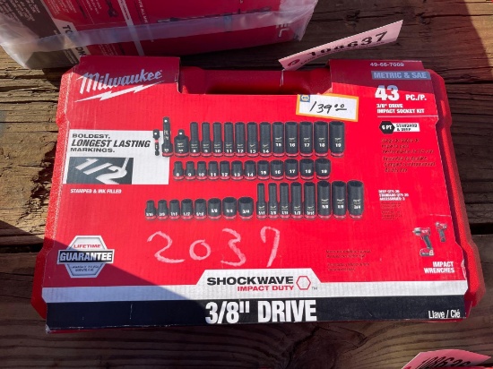 2037 - MILWAUKEE DRIVE SAE & METRIC SOCKET SET