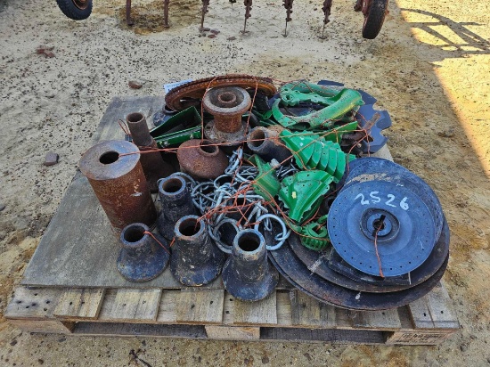 2526 - JOHN DEERE HARROW AND GRAIN DRILL PART