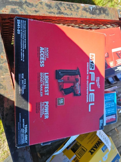 2200 - MILWAUKEE M12 BRAD NAILER
