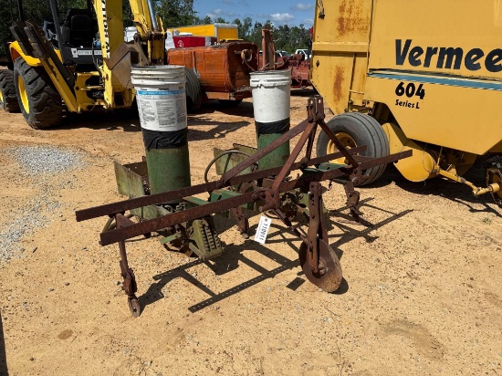237 - 2 - ROW JOHN DEERE 71 PLANTER