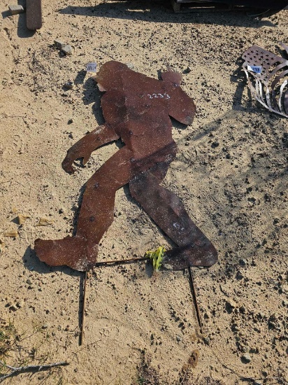 2233 - ABSOLUTE - METAL SASQUATCH CUT OUT STATUE