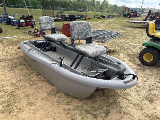 2810 - FIBERGLASS TWIN TROLLER X10 BOAT