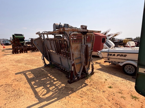 257 - HYDRAULIC CATTLE SQUEEZE CHUTE-GREY