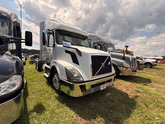 707 - 2013 Volvo Sleeper Cab Truck *