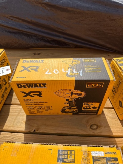 2044 - DEWALT 1/2" DRIVE IMPACT WRENCH