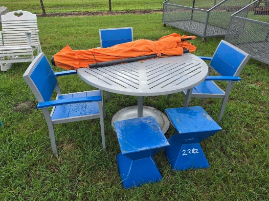 2222 - Table, Chairs & Umbrella