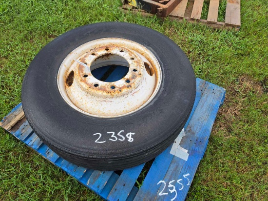 2355 - DUNLOP 275/80R22.5 SP600 TIRE