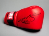 Boxing glove double-signed by Roberto Duran and Sugar Ray Leonard, a red &