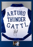 Arturo ''Thunder'' Gatti signed boxing robe, in white and blue silk, revers