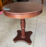Wood round top pedestal table *pedestal is loose* 28