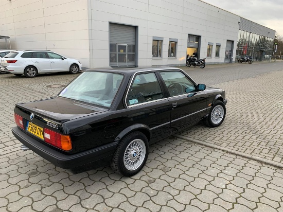 1989 BMW 325i SE (E30)