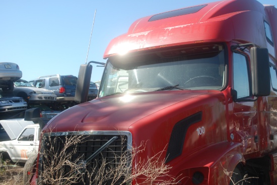 2006 Volvo Truck-Tractor w/Sleeper Cabin (RED) (FOR PARTS ONLY)