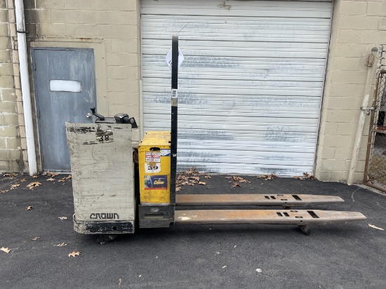 (SEE VIDEO) Crown Stand Up Riding Electric Pallet Jack PR3000 Series #PR3040-60, Hrs: 10,266, S/N: