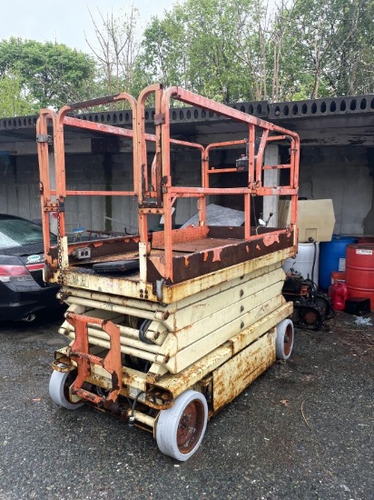 2001 JLG #2646-E2, Electric Scissor Lift, 26' Height Reach, 1,500lb. Deck Capacity (Makes Clicking
