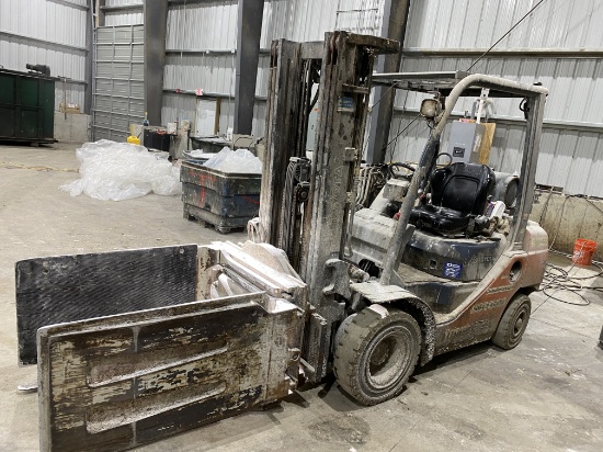 Toyota #8FGU25 Solid Tire Propane Forklift, Triple Mast, Side Shift, 189" Height Reach, Hrs: 2,