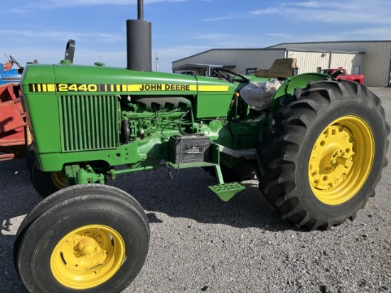 JD 2440 TRACTOR