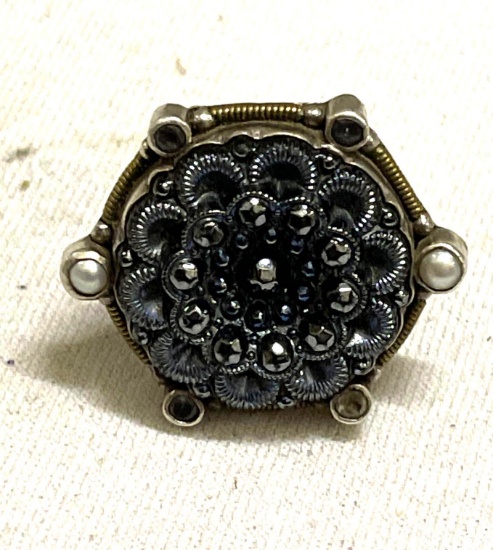 Sterling Silver ring w/ Hematite Gemstones set in Flower Design size 7.5