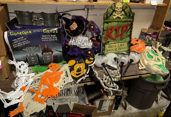 Animated Guardian of the Grave, Glow in the dark tombs, Skeletons, Wreath & More