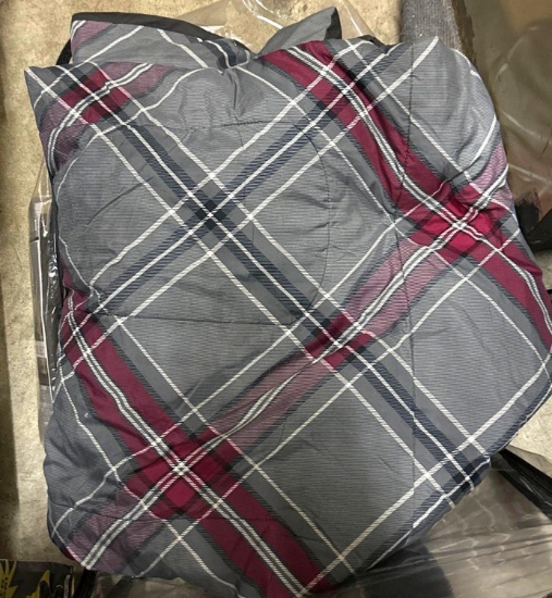 Queen Size Reservable Comforter- in good condition