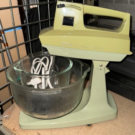 Vintage Sunbeam Kitchen mixer w/bowls- Avocado Green- works