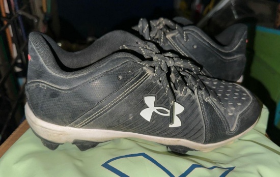 Youth Under Armor Cleats size 5