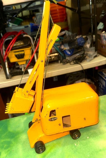 1940's Wyandotte Steam Shovel toy