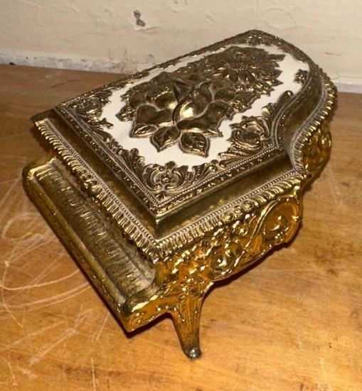 Jewelry box in the form of a Grand Piano