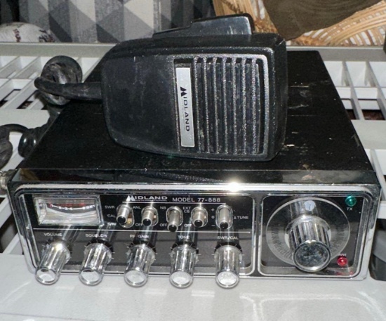 Vintage Midland 77-888 CB radio with Microphone