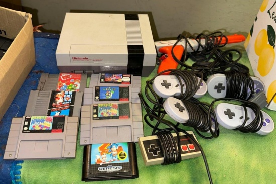 1985 Nintendo Console, 5 Controllers, Zapper and 8 Video Games
