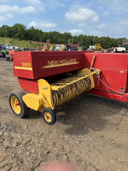 NH 565 SQUARE BALER