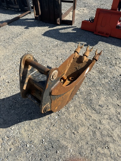 BACKHOE BUCKET W/TEETH & QUICK HITCH