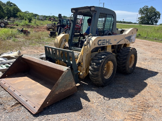 GEHL 7810 SKIDSTEER W/ FORKS & BUCKET, 2251 HRS