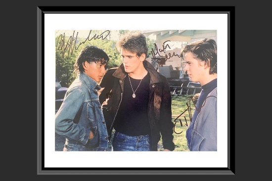 0 THE OUTSIDERS CAST SIGNED MOVIE PHOTO