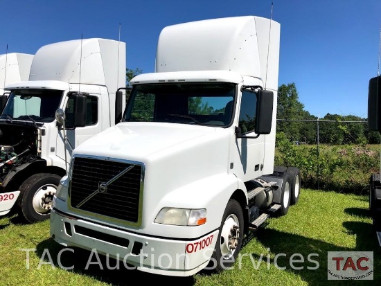 2010 Volvo VNM64T