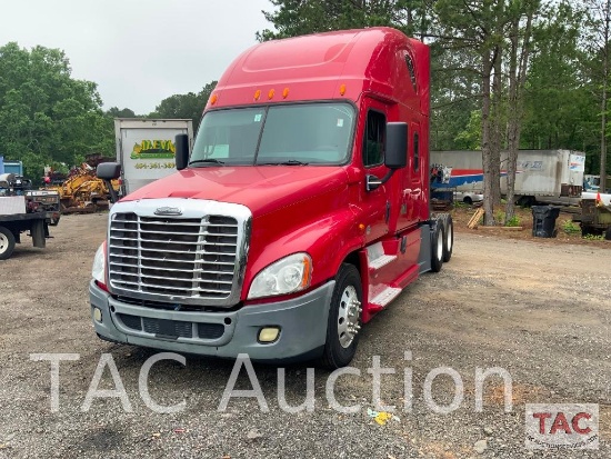 2016 Freightliner Cascadia 125 Double Sleeper Truck