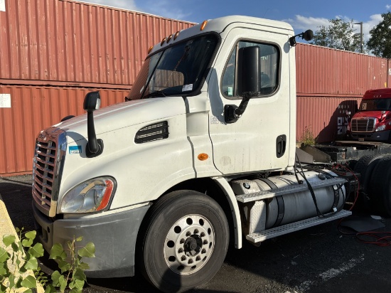 2013 FREIGHTLINER CASCADIA DAY CAB SEMI TRUCK