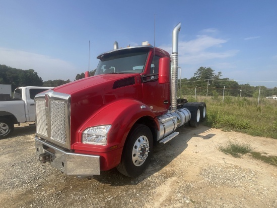 2015 Kenworth T880 Day Cab Semi Truck