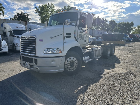 2012 MACK PINNACLE Day Cab Semi Truck