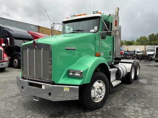 2015 Kenworth T800 Day Cab Semi Truck