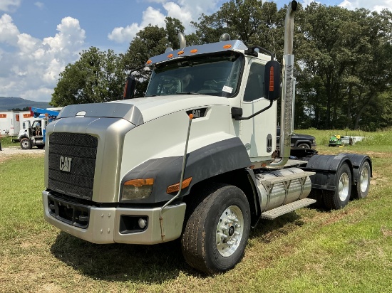 2014 Caterpillar CT660L Day Cab Semi Truck