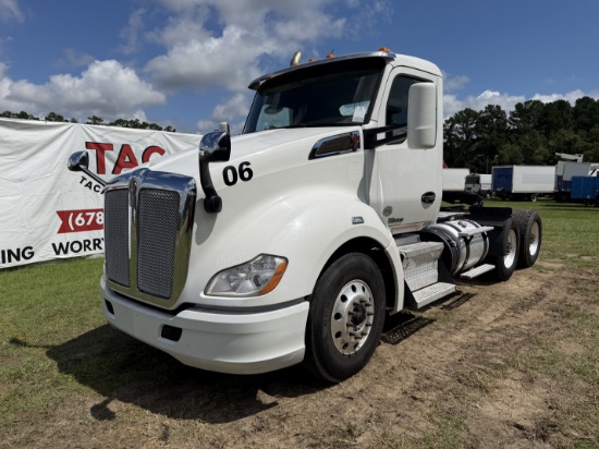 2015 Kenworth T680 Day Cab Semi Truck