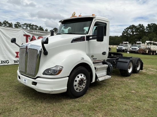 2015 KENWORTH T680 Day Cab Semi Truck