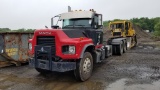 Mack Dm690s Roll Off Tractor