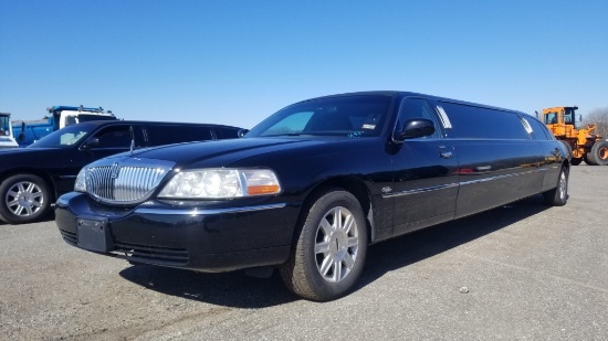 2012 Lincoln Royale Limo